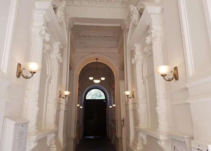 Charles Apartment